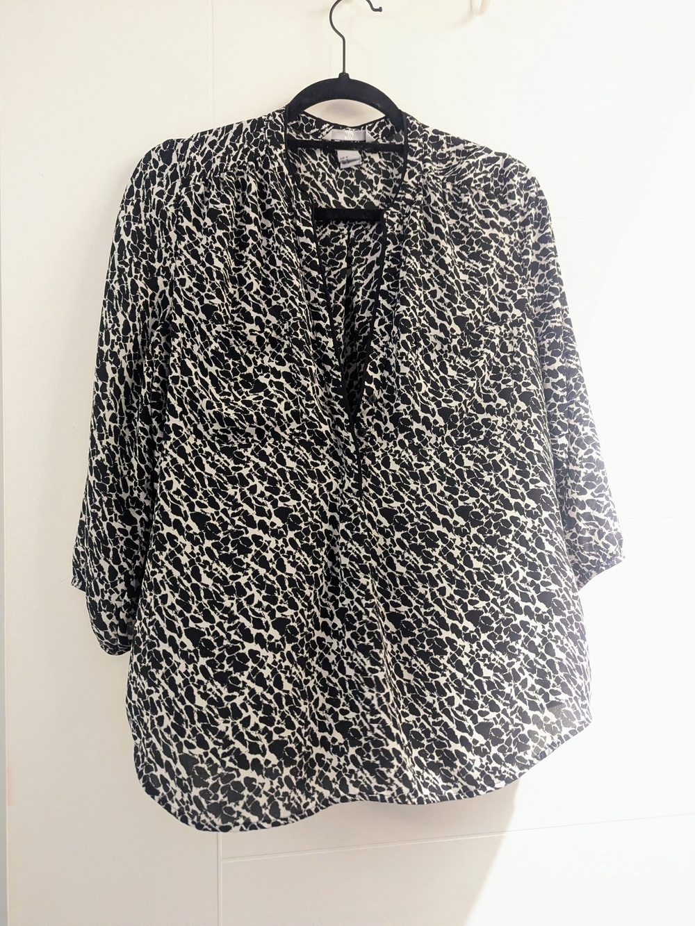Black & White Printed V-Neck Women's Top